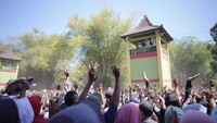Warga nampak berebut kue apem yang diberikan. Foto: Dok Pemkab Klaten