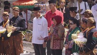 Bupati Klaten Sri Mulyani saat memberikan sambutan saat tradisi Saparan Yaqowiyu di Jatinom, Jumat (1/9/2023). Foto: Dok Pemkab Klaten
