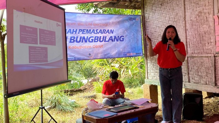 BRI Life berkolaborasi dengan BRI Research Institute dan Oorange Pusat Inkubasi Bisnis Universitas Padjajaran, melalui program BRI Life Berbagi melakukan kegiatan pemberdayaan bagi kelompok usaha melalui berbagai kegiatan pelatihan dan pembangunan Rumah Pemasaran, termasuk pelatihan dan literasi keuangan kepada anggota UMKM Bungbulang, Kabupaten Garut, Jawa Barat.