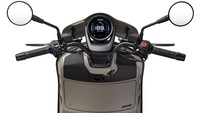 Di atas  handlebar, terdapat instrumen circular digital baru yang bisa mendapatkan  upgrade  agar tetap kompatibel dengan sistem konektivitas Vespa MIA (sebagai aksesori). Instrumen ini bisa terhubung langsung dengan  handlebar  ketika berkendara menggunakan  bracket offset orisinal yang dikelilingi  top fairing dengan tampilan agresif  dan dimensi yang lebih kecil, yang terinspirasi dari motor balap. Foto: Dok. Vespa