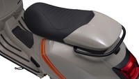 Karakteristik motor balap yang  sporty  pada Vespa GTV terbaru ini semakin terasa dengan kehadiran jok two-tone atau dua warna.  Foto: Dok. Vespa