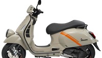 Trim hitam doff disematkan di beberapa bagian seperti lampu depan dan lampu belakang, tepi bodi, pegangan tangan atau  grab handle  penumpang dan pijakan kaki, penutup knalpot, kaca spion, dan bingkai instrumen pada motor.  Foto: Dok. Vespa