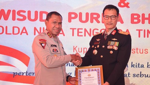 Kapolda NTT Irjen Johanis Asadoma (kiri) melepas Wakapolda NTT Brigjen Heri Sulistianto yang purnatugas, Jumat (1/9/2023).