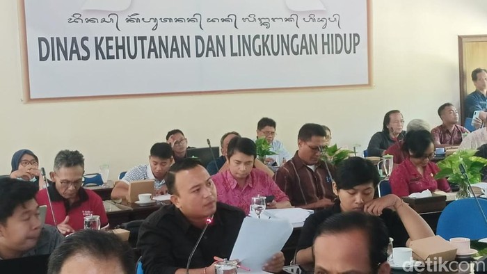 WALHI Bali, Frontier Bali dan KEKAL Bali menyampaikan protes rencana pembangunan Pelabuhan Sangsit, Buleleng.