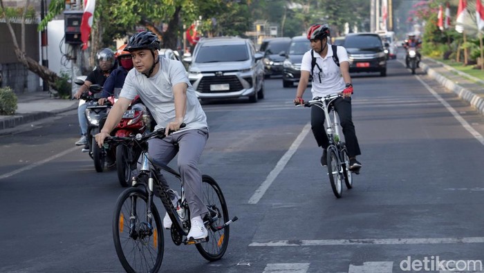 Wali Kota Surabaya Eri Cahyadi berangkat naik sepeda. Kadishub Surabaya naik Feeder WiraWiri.