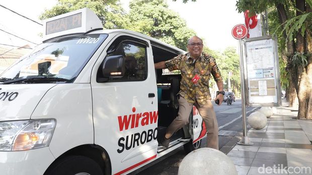 Wali Kota Surabaya Eri Cahyadi berangkat naik sepeda. Kadishub Surabaya naik Feeder WiraWiri.