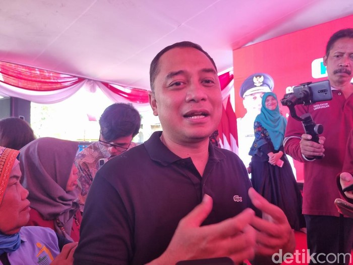 Wali Kota Surabaya Eri Cahyadi di Kantor DLH