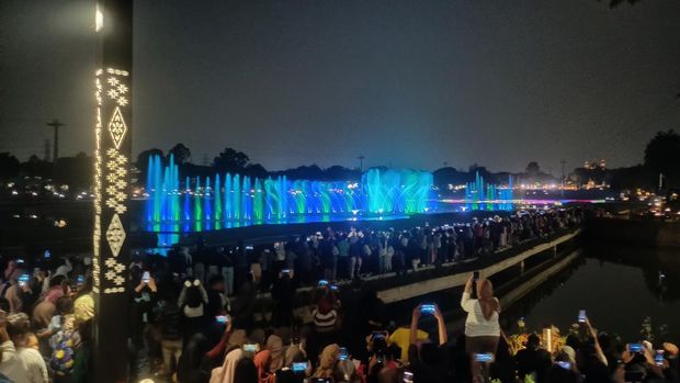 Warga Antusias Saksikan Atraksi Dancing Fountain di Peresmian Wajah Baru TMII (Adrial-detikcom)