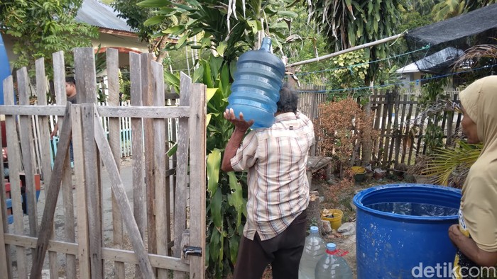 Warga di Gorontalo mengalami krisi air bersih imbas kemarau.