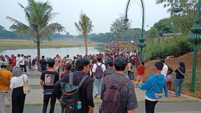 Warga padati TMII sore ini (Adrial/detikcom)