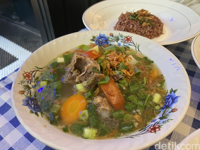 Warung Pak Chandra, ada nasi campur hingga gulai daging chiangmai yang sedap aromatik.