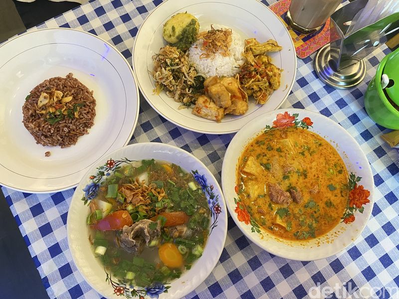 Warung Pak Chandra, ada nasi campur hingga gulai daging chiangmai yang enak dan harum.