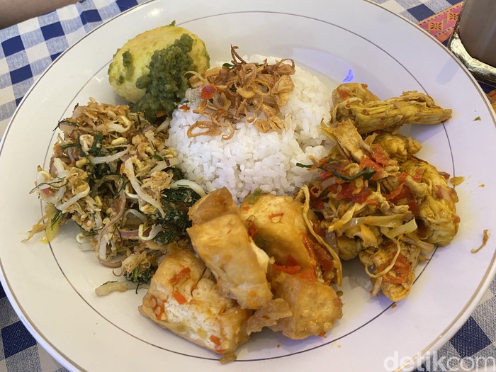 Warung Pak Chandra, ada nasi campur hingga gulai daging chiangmai yang sedap aromatik.