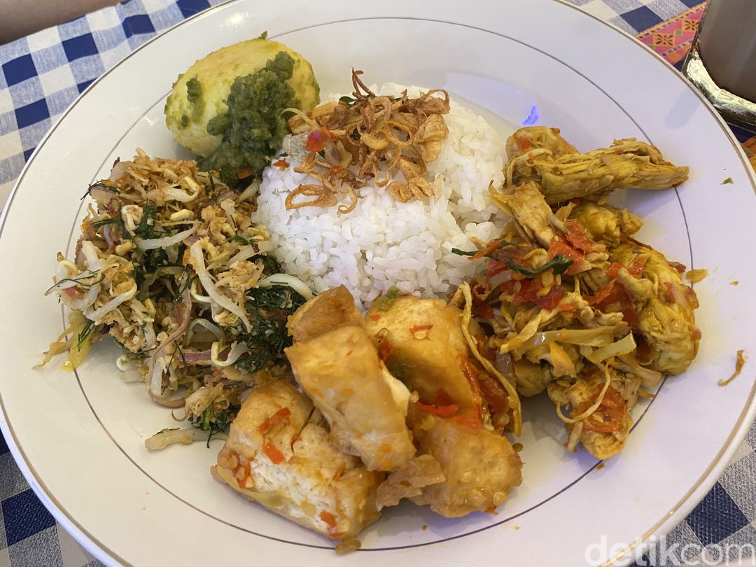 Warung Pak Chandra, ada nasi campur hingga gulai daging chiangmai yang sedap aromatik.