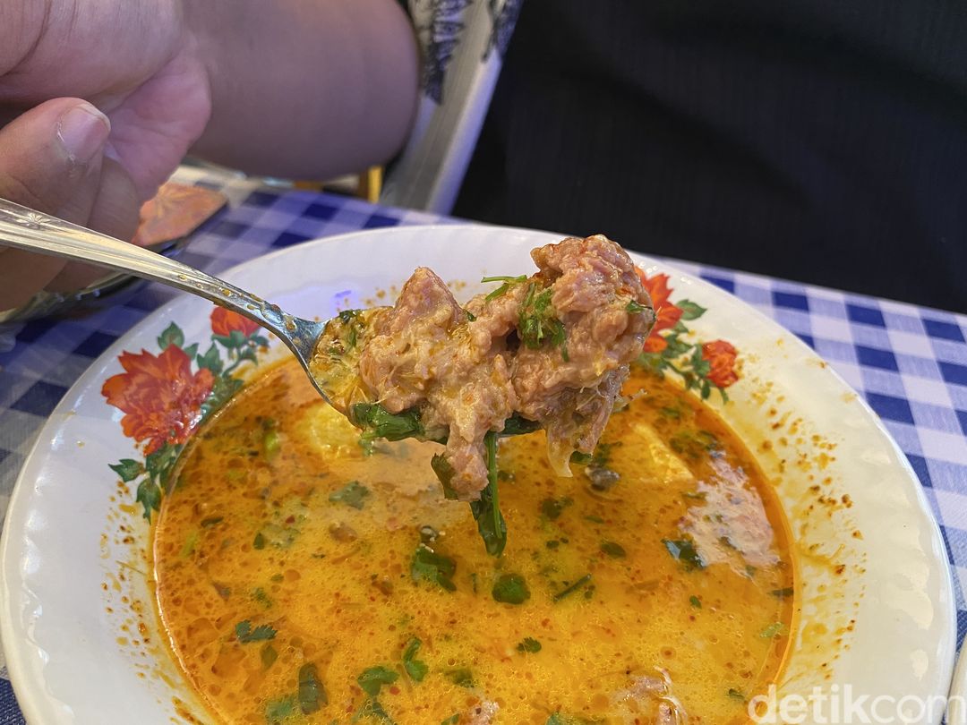Warung Pak Chandra, ada nasi campur hingga gulai daging chiangmai yang sedap aromatik.
