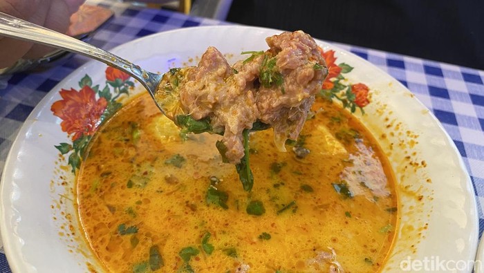 Warung Pak Chandra, ada nasi campur hingga gulai daging chiangmai yang sedap aromatik.