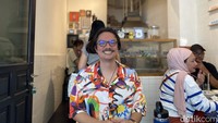Warung makan ini juga terkenal di kalangan anak muda Jakarta Selatan atau yang belakangan dikenal dengan sebutan Skena. Bahkan, pemiliknya juga sering dijuluki sebagai Bapak-bapak Skena, karena penampilanya yang artsy. Foto: detikFood/Yenny Mustika Sari