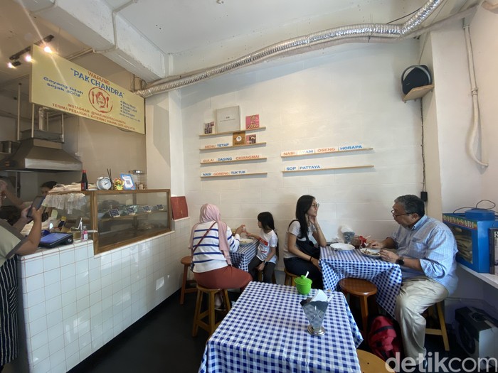 Warung Pak Chandra Warung Pak Chandra, ada nasi campur hingga gulai daging chiangmai yang sedap aromatik.