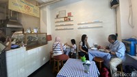 Warung Pak Chandra ini menempati ruko berukuran mungil di Grand Wijaya. Hanya dapat menampung sekitar 15 pelanggan saja untuk makan di tempat. Foto: detikFood/Yenny Mustika Sari