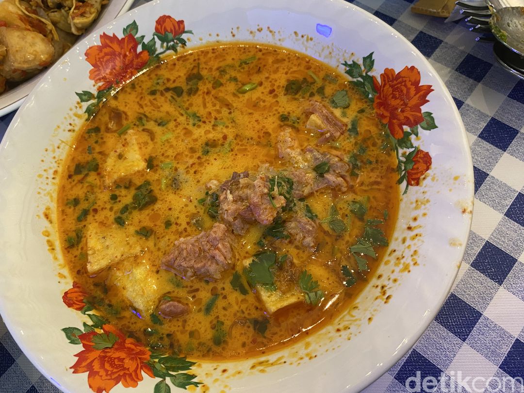 Warung Pak Chandra, ada nasi campur hingga gulai daging chiangmai yang sedap aromatik.
