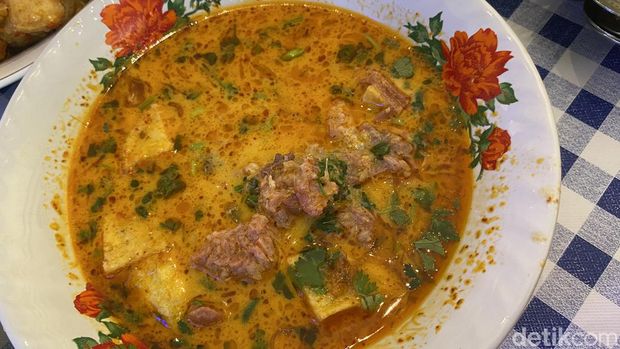 Warung Pak Chandra, ada nasi campur hingga gulai daging chiangmai yang sedap aromatik.
