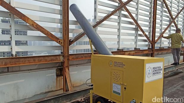 Water mist genarator dipasang di atap gedung Balai Kota DKI Jakarta
