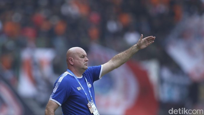 Persija Jakarta bermain imbang melawan Persib Bandung di Stadion Patriot Bekasi, Sabtu (2/9/2023). Persija bermain dengan 10 pemain usai Hanif Sjahbandi terkena kartu merah, Persija telah unggul lebih dulu melalui Marko Simic namun gol David Da Silva membuat Macan Kemayoran gagal mendapatkan poin penuh.