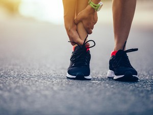 Kepincut Sepatu Karbon, Tapi Kepikiran Bone Stress Injury? Tenang, Ikuti Saran Ini