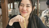 Berada di sebuah kafe, Aaliyah berpose manis dengan segelas minuman. Menu yang dipesan olehnya adalah fruit punch dengan paduan lemon. Foto: Instagram @aaliyah.massaid