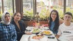Gaya Classy Aaliyah Massaid Saat Makan Sushi dan Nongkrong di Kafe