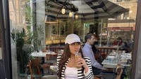 Saat liburan ke New York beberapa waktu lalu, Aaliyah terkihat sering nongkrong di kafe. Ia berpose santai sambil menikmati es kopi yang creamy. Foto: Instagram @aaliyah.massaid