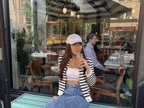 Gaya Classy Aaliyah Massaid Saat Makan Sushi dan Nongkrong di Kafe