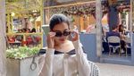 Gaya Classy Aaliyah Massaid Saat Makan Sushi dan Nongkrong di Kafe