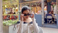 Beberapa waktu lalu, Aaliyah sempat liburan ke luar negeri. Ia mengunjungi kafe dan tampak menikmati ice latte. Foto: Instagram @aaliyah.massaid