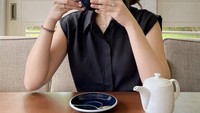 Momen kuliner Aaliyah di Instagram sangat banyak. Ia sering menampilkan gaya keren dan classy, salah satunya ketika ngopi di sebuah kafe. Foto: Instagram @aaliyah.massaid