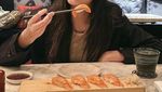 Gaya Classy Aaliyah Massaid Saat Makan Sushi dan Nongkrong di Kafe