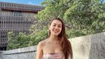 Gaya Classy Aaliyah Massaid Saat Makan Sushi dan Nongkrong di Kafe