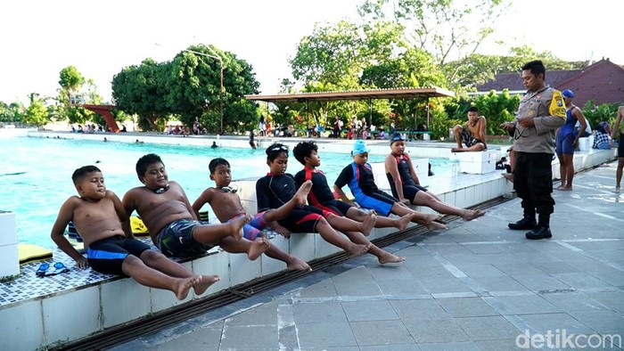 Aipda Ardyo Laksono melatih renang anak-anak yang kecanduan game online dan hp