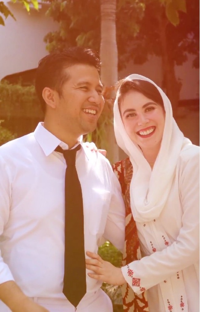 Arumi Bachsin pun merasa senang atas pesta kejutan tersebut. “Surprise tak terduga yang selalu adaa aja dari tim kerja dan adik2 tercinta. Terima kasih segala doa baik dari teman-teman online semua..semoga 10 tahun perjalanan pernikahan kami menjadi berkah terbaik untuk semua..,” tulisnya di Instagram. Foto: Dok. Instagram