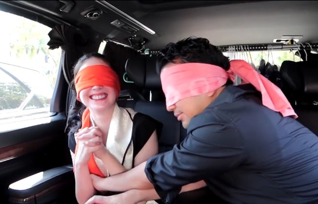 Sebelum datang ke pesta kejutan yang disiapkan keluarga, Arumi Bachsin dan Emil Dardak diminta menutup mata dengan kain. Terlihat mereka ditutup matanya sejak masih di mobil.