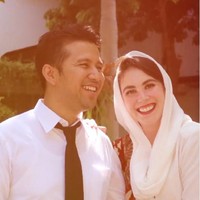 Arumi Bachsin pun merasa senang atas pesta kejutan tersebut. “Surprise tak terduga yang selalu adaa aja dari tim kerja dan adik2 tercinta. Terima kasih segala doa baik dari teman-teman online semua..semoga 10 tahun perjalanan pernikahan kami menjadi berkah terbaik untuk semua..,” tulisnya di Instagram. Foto: Dok. Instagram