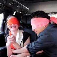 Sebelum datang ke pesta kejutan yang disiapkan keluarga, Arumi Bachsin dan Emil Dardak diminta menutup mata dengan kain. Terlihat mereka ditutup matanya sejak masih di mobil.