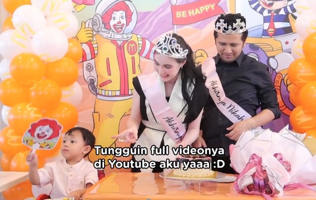 Arumi Bachsin mengenakan setelan bernuansa hitam-putih yang semi-formal. Sementara Emil Dardak memakai setelan kemeja dan celana hitam. Foto: Dok. Instagram