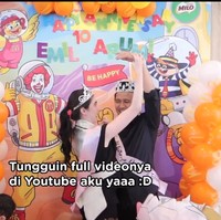 Arumi Bachsin dan Emil Dardak mendapatkan perayaan pesta ulang tahun pernikahan di McDonald’s. Dekorasinya dihiasi dengan balon oranye-putih yang ramai seperti ulang tahun anak. Foto: Dok. Instagram