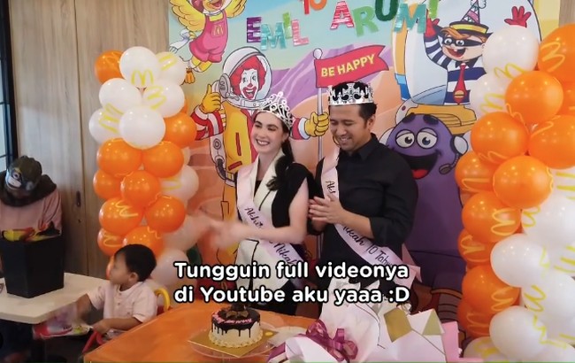 Arumi Bachsin dan Emil Dardak mendapat kejutan dari kerabat serta keluarga saat ulang tahun pernikahan keduanya. Dari video yang diunggah, tampak keduanya tidak tahu awal rencana tersebut.Foto: Dok. Instagram