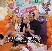 Arumi Bachsin dan Emil Dardak mendapat kejutan dari kerabat serta keluarga saat ulang tahun pernikahan keduanya. Dari video yang diunggah, tampak keduanya tidak tahu awal rencana tersebut.Foto: Dok. Instagram