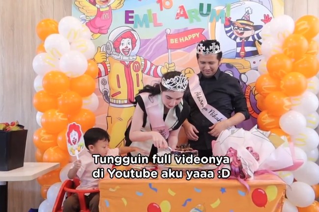 Dalam perayaan tersebut, Arumi Bachsin dan Emil Dardak bahkan memakai mahkota agar kain bertuliskan ‘Akhirnya Nikah’. Foto: Dok. Instagram