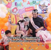 Dalam perayaan tersebut, Arumi Bachsin dan Emil Dardak bahkan memakai mahkota agar kain bertuliskan ‘Akhirnya Nikah’. Foto: Dok. Instagram