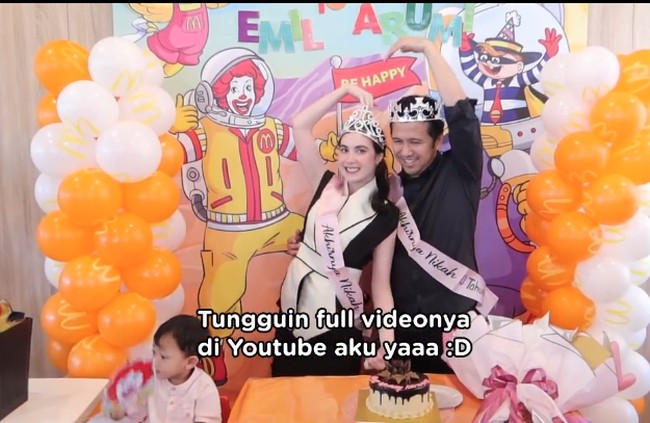 Terdapat kue ulang tahun sederhana beserta putra kecilnya di sampingnya. Pesta kejutan ini dikelilingi keluarga dan kerabat dekat saja. Foto: Dok. Instagram
