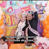 Terdapat kue ulang tahun sederhana beserta putra kecilnya di sampingnya. Pesta kejutan ini dikelilingi keluarga dan kerabat dekat saja. Foto: Dok. Instagram